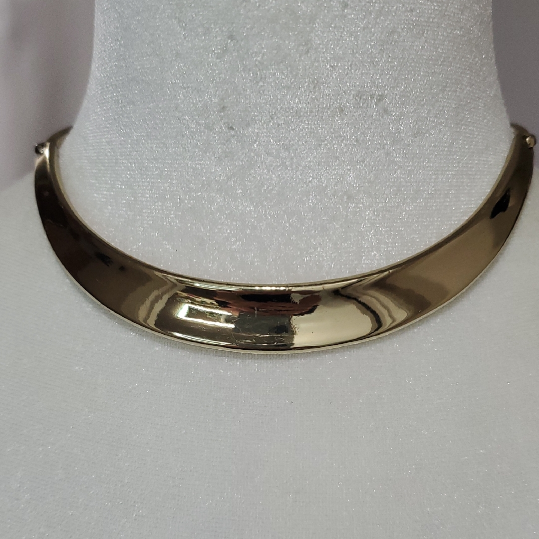Sleek Gold Collar Necklace